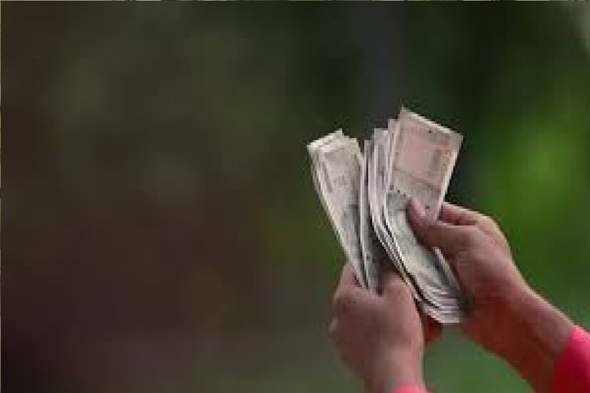 *গুগলের এই নতুন অফারে, ছোট ব্যবসায়ীরা সহজেই ১৫,০০০ টাকা ঋণ নিতে পারবেন। বিশেষ বিষয় হল এর জন্য তাঁদের কোনও ব্যাঙ্কে যাওয়ার প্রয়োজন হবে না। গুগল এই ১৫,০০০ টাকার ছোট ঋণের নাম দিয়েছে Sachet Loan। সংগৃহীত ছবি। 