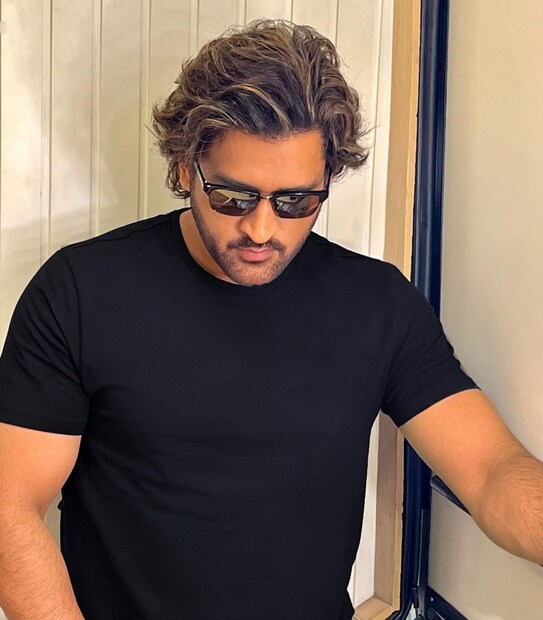 ৫ তারিখ থেকে শুরু হতে চলেছে ওডিআই বিশ্বকাপ ২০২৩। তার আগে ধোনি সব নজর কেড়ে নিলেন বলাই যায়। (ছবি সৌ: আলি হাকিম ইনস্টাগ্রাম)