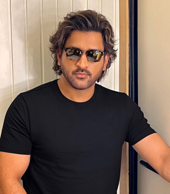ধোনির নতুন লুকের ছবি সোশ্যাল মিডিয়ায় শেয়ার করতেই তা ঝড়ের গতিতে ছড়িয়ে পড়ে। (ছবি সৌ: আলি হাকিম ইনস্টাগ্রাম)