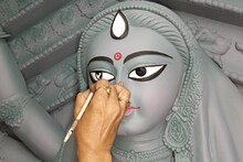 ৩০ বছর ধরে মহালয়ার এই শুভদিনে মেয়ের হাতে মায়ের চক্ষুদান