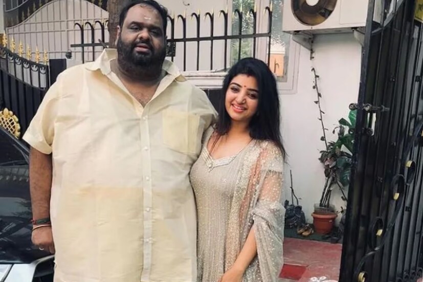এরই মাঝে মহালক্ষ্মীর কিছু মন্তব্য আলোড়ন ফেলে দিয়েছে। যা তিনি নাকি নিজের বন্ধুদের সঙ্গে আলোচনার সময়ে বলেছেন। নায়িকা বলেছেন, রবীন্দ্র তাঁর সঙ্গে প্রতারণা করে বিয়ে করেছেন। 