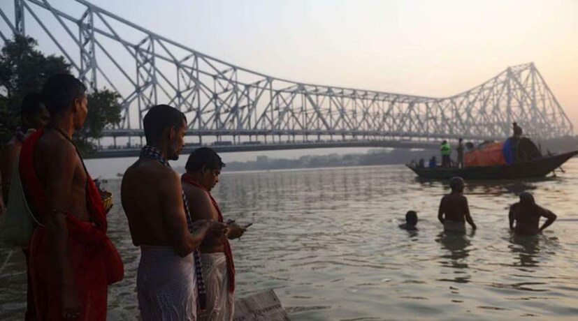 আবহাওয়া দফতরের পূর্বাভাস অনুযায়ী, আগামী ২৪ ঘণ্টায় দার্জিলিং, কালিম্পং, আলিপুরদুয়ার, কোচবিহার এবং জলপাইগুড়ি এই পাঁচ জেলার কয়েকটি জায়গায় বিক্ষিপ্তভাবে হালকা বৃষ্টি হতে পারে। তবে বৃষ্টির পরিমাণ ক্রমশ কমে আসবে।