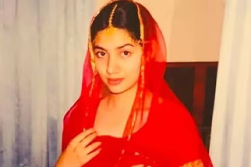 করাচিতে জন্ম ১৯৮৪ সালে। পড়াশোনা করার জন্য ১৭ বছর বয়সে ক্যালিফোর্নিয়া পাড়ি দেন মাহিরা। সান্টা মনিকা কলেজের পর সাদার্ন ক্যালিফোর্নিয়া বিশ্ববিদ্যালয়ে পড়াশোনা করেন।