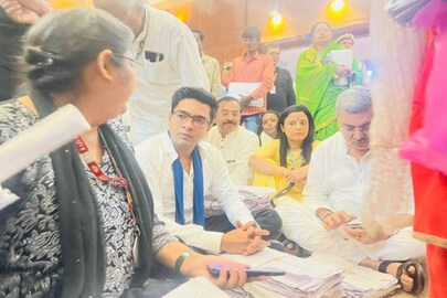 
কৃষি ভবনে ধরনায় অভিষেক বন্দ্যোপাধ্যায়ের পাশে মহুয়া মৈত্র৷ 
