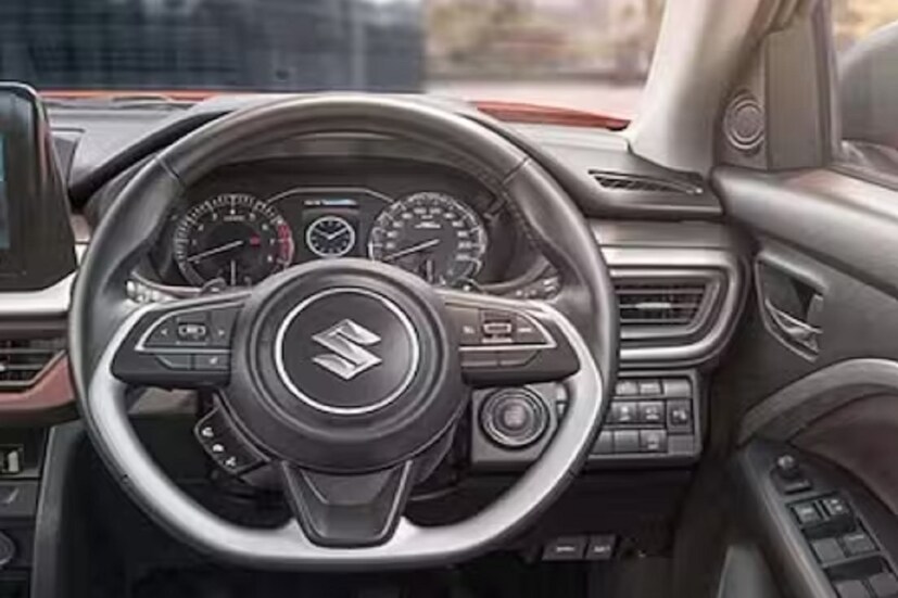 দুর্দান্ত ফিচার: ফিচারের দিক থেকে দেখতে গেলে Maruti Brezza, নিজস্ব সেগমেন্টের সবচেয়ে আপডেটেড SUV৷ এতে রয়েছে ওয়্যারলেস অ্যান্ড্রয়েড অটো, অ্যাপল কারপ্লে-সহ ৯ ইঞ্চি টাচস্ক্রিন ইনফোটেইনমেন্ট সিস্টেম, ৪ স্পিকার সাউন্ড সিস্টেম, ৩৬০ ডিগ্রি ক্যামেরা, ওয়্যারলেস ফোন চার্জার, সিঙ্গেল-পেন সানরুফ এবং অ্যাম্বিয়েন্ট লাইটিং-এর মতো ফিচার। এই সেগমেন্টে এটিই প্রথম SUV যাতে প্যাডেল শিফটার এবং হেড-আপ ডিসপ্লের মতো ফিচার রয়েছে। 