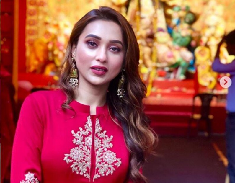 সপ্তমীর রাত মানেই চুটিয়ে ঠাকুর দেখা। তাই মিমির মতো কুর্তি বেছে নিতে পারে। লাল রঙের পোশাক রাতের সাজে আনবে আলাদা মাত্রা।