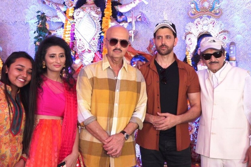  ৩.বিশ্বজিত্‍ চট্টোপাধ্যায়ের দুর্গাপুজো, জুহু বর্ষীয়ান অভিনেতা বিশ্বজিৎ চট্টোপাধ্যায় বহুদিন ধরেই মুম্বইবাসী৷ তিনিও ধুমধাম করে আয়োজন করেন দুর্গাপুজোর৷ বাবার পুজোয় হাত লাগান ছেলে প্রসেনজিতও৷ হৃত্বিক রোশন এবং তাঁর বাবা রাকেশ রোশনকে প্রায় প্রতি বছর এই প্যাণ্ডেলে দেখা যায়৷ 