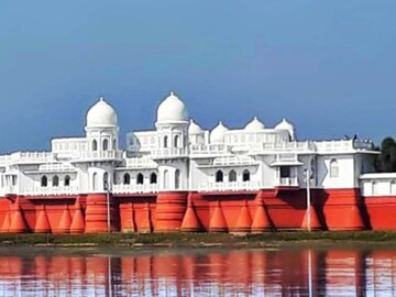 নৌকাবিহার করুন। ঘুরে দেখুন মাতাবাড়ি ও কসবা কালী মন্দির। 