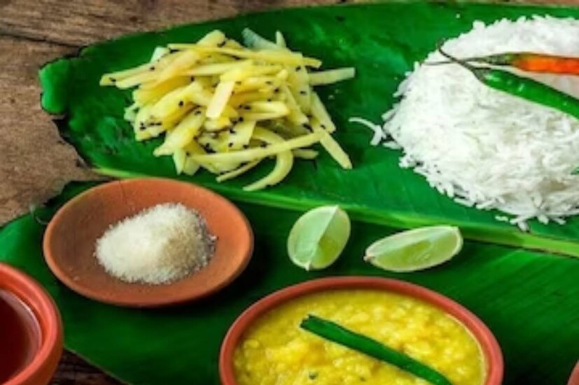 তৃপ্তিদায়ক সেরা ভারতীয় খাবার হিসেবে প্রথম সারিতে থাকবে ডালভাত৷ বিভিন্ন রকম, নানা স্বাদে ডাল খাওয়া হয় ভারতের মাটিতে৷ পুষ্টিকর এই কম্বিনেশনে কমবে বাড়তি ওজনও৷ বলছেন পুষ্টিবিদ রুজুতা দ্বিবেকর৷