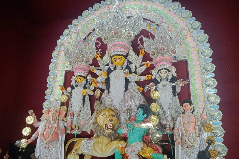 উ‍ৎসবের কলকাতার রাজপথে দিনভর মানুষের ঢল৷ সন্ধ্যা নামতেই সেই ভিড় কার্যত জনপ্লাবনের আকার নিচ্ছে৷