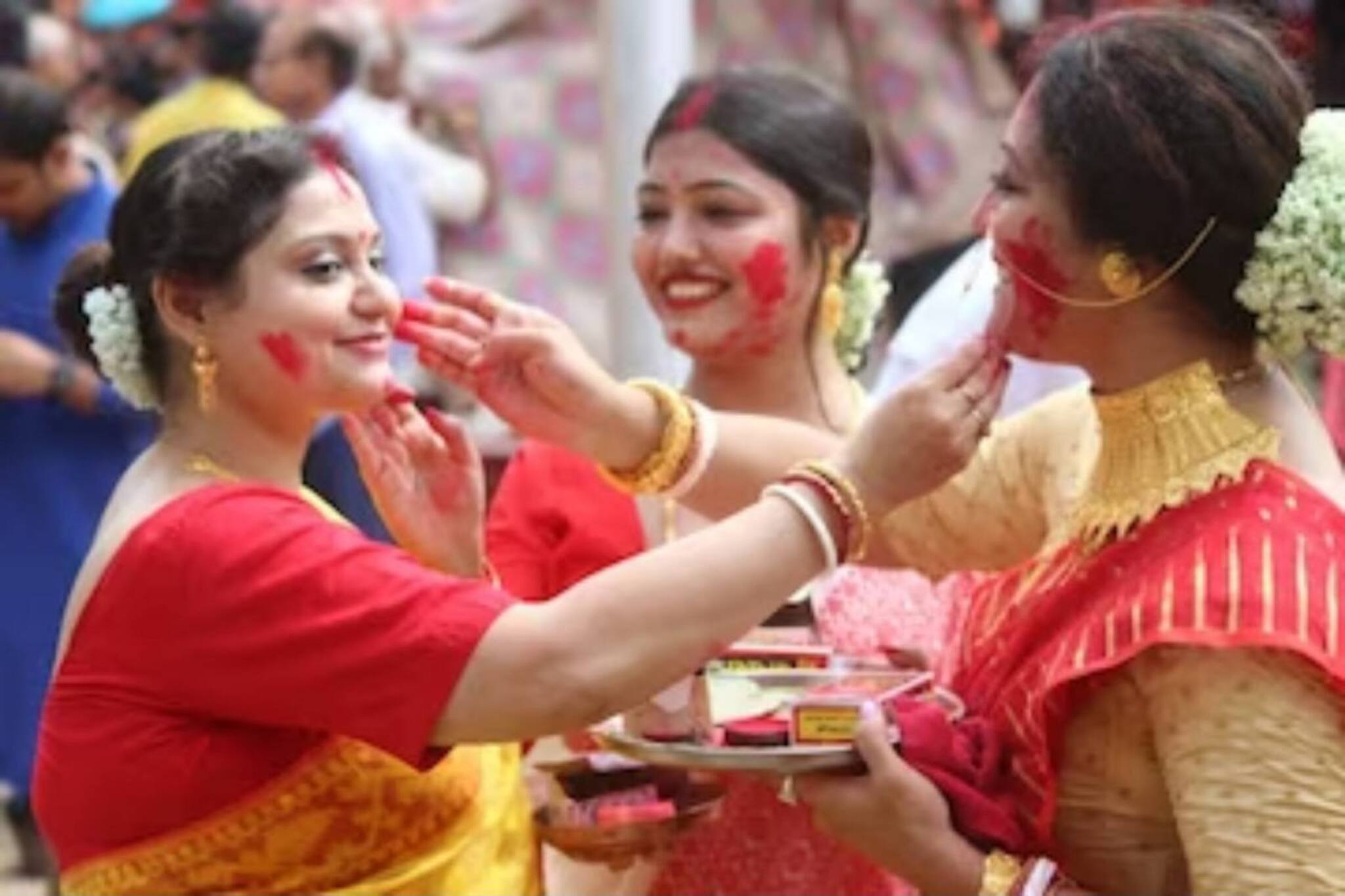 সিঁদুরখেলার পর গালে র‌্যাশ? ত্বকের যত্ন নিন এই সহজ ঘরোয়া টোটকায়