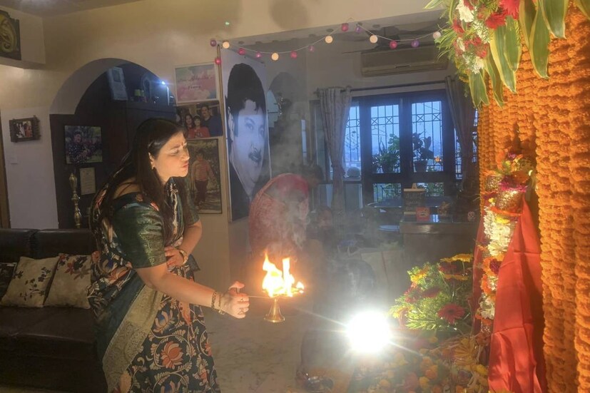 অভিনেতা অভিষেক চট্টোপাধ্যায়ের অকালপ্রয়াণে জীবনকে স্তব্ধ হয়ে যেতে দেননি তাঁর স্ত্রী সংযুক্তা৷