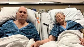 অসুস্থতা সত্ত্বেও দু’জনের শীর্ণ হাত ধরে থাকত একে অপরকে অসুস্থতা সত্ত্বেও দু’জনের শীর্ণ হাত ধরে থাকত একে অপরকে