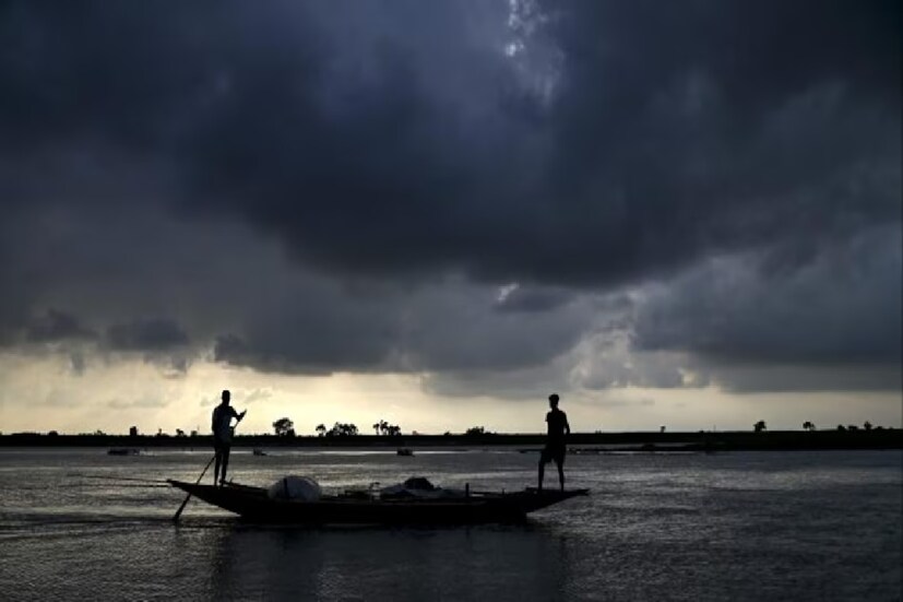 কলকাতায় সকালে সর্বনিম্ন তাপমাত্রা ছিল ২৬ ডিগ্রি সেলসিয়াস। যা স্বাভাবিক তাপমাত্রা। গতকাল বিকেলে সর্বোচ্চ তাপমাত্রা ছিল ২৮.৪ ডিগ্রি সেলসিয়াস। যা স্বাভাবিক তাপমাত্রার থেকে ৫ ডিগ্রি কম। বাতাসে জলীয় বাষ্পের পরিমাণ ৮৯ থেকে ৯৭ শতাংশ। বৃষ্টি হয়েছে ৫৭.৪ মিলিমিটার। আগামী ২৪ ঘণ্টায় কলকাতা শহরে তাপমাত্রা থাকবে ২৭ থেকে ৩১ ডিগ্রি সেলসিয়াস।