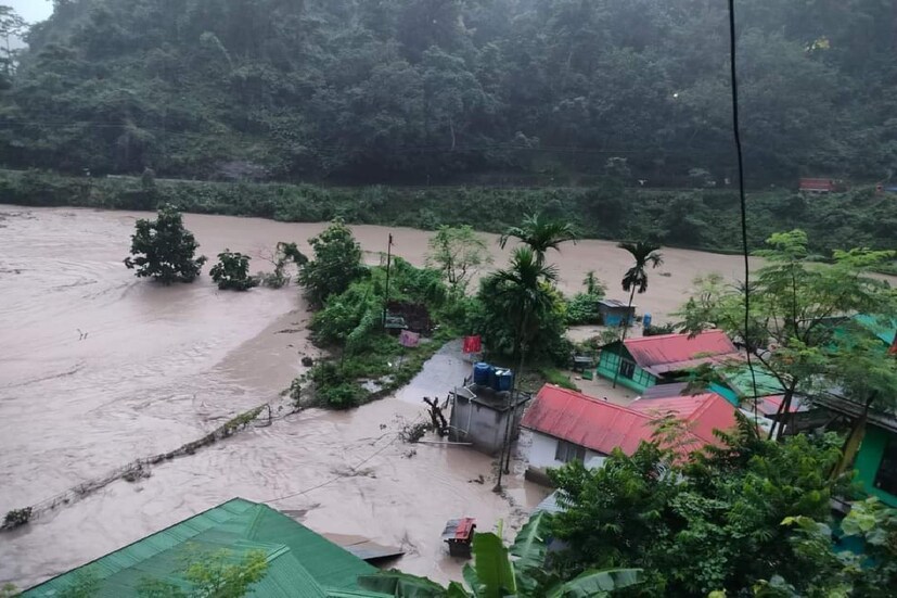 পুজোর মরশুমে উত্তরবঙ্গে বেড়াতে গিয়ে প্রাকৃতিক দুর্যোগের কবলে পড়েছেন একাধিক পর্যটক। অনেকেই হোটেল-লজে আটকে পড়েছেন। এমন পরিস্থিতিতে পর্যটকদের সুবিধার্থে অতিরিক্ত বাস চালু করছে উত্তরবঙ্গ রাষ্ট্রীয় পরিবহন সংস্থা। 