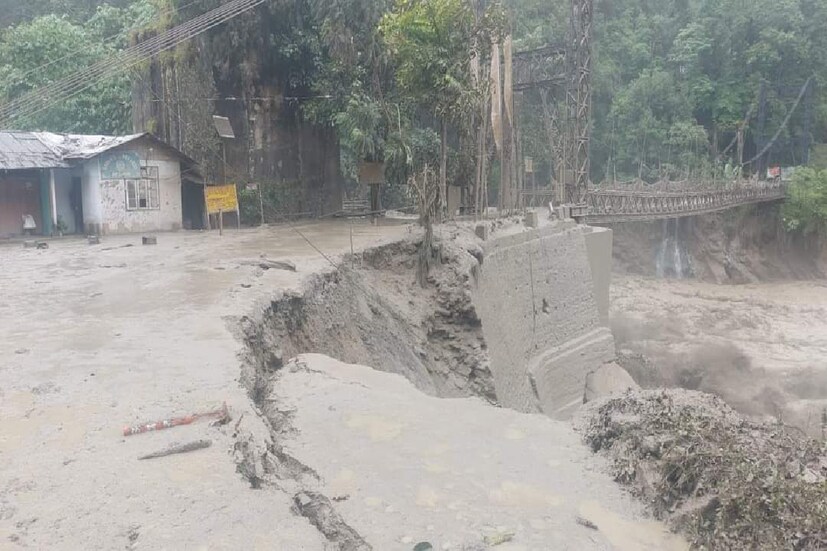 ভয়াবহ বিপর্যয়ের কারণে ইতিমধ্যেই উত্তর সিকিমের বিভিন্ন জায়গায় লাল সতর্কতা জারি করেছে সিকিম সরকার। তিস্তা নদী সংলগ্ন সিকিমের বেশ কয়েকটি গ্রাম সম্পূর্ণ বিচ্ছিন্ন হয়ে পড়েছে। সিকিমের পাশাপাশি উত্তরবঙ্গের তিস্তা সংলগ্ন এলাকার মানুষকে সতর্ক করা হয়েছে প্রশাসনের তরফে। 