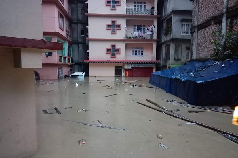 বুধবার ভারী থেকে অতি ভারী বৃষ্টি হতে হবে কালিম্পং এবং জলপাইগুড়ি জেলায়৷ দার্জিলিঙ জেলার এক-দু’ জায়গাতেও ভারী থেকে অতি ভারী বৃষ্টির পূর্বাভাস৷ এছাড়া, কোচবিহার, আলিপুরদুয়ার, মালদহ, উত্তর দিনাজপুর এবং দক্ষিণ দিনাজপুরেও ভারী থেকে অতি ভারী বৃষ্টিপাতের সম্ভাবনা৷ ছবি: সিকিমের