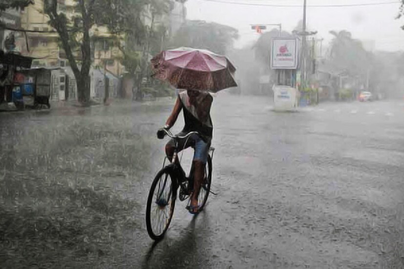 আবহাওয়া দফতর সূত্রের খবর, বুধবার দিনভর উত্তরবঙ্গে রেড অ্যালার্ট জারি রয়েছে৷ অর্থাৎ, দিনের পাশাপাশি রাতেও একাধিক জেলায় ভারী থেকে অতি ভারী বৃষ্টির পূর্বাভাস রয়েছে৷ অতি বৃষ্টিতে ইতিমধ্যেই বন্যা পরিস্থিতির আশঙ্কা করা হচ্ছে উত্তরবঙ্গে৷