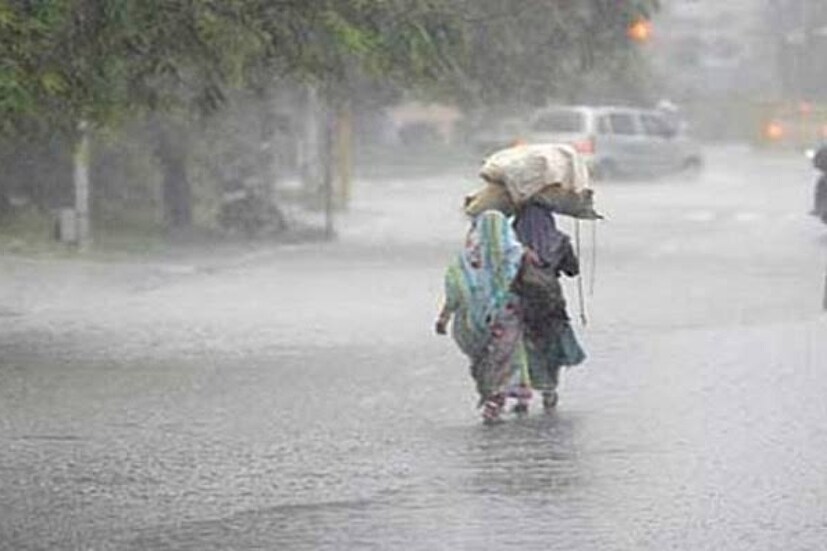 বৃহস্পতিবার ভারী থেকে অতি ভারী বৃষ্টি হতে পারে জলপাইগুড়ির বেশ কিছু এলাকায়৷ জলপাইগুড়িতেও জারি থাকছে রেড অ্যালার্ট৷