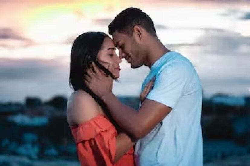 তবে, পাশাপাশি এ-ও খেয়াল রাখা প্রয়োজন যে এই ভাবেই মাড়ি সংক্রান্ত রোগ, হার্পিস, মেনিনজাইটিস, সাধারণ সর্দি-কাশি-জ্বর এমন রোগের ভাইরাস বা ব্যাকটেরিয়াও চুম্বনের মাধ্যমে ছড়াতে পারে৷ তাই সতর্ক ও পরিচ্ছন্ন থাকতে তো ক্ষতি নেই৷ 