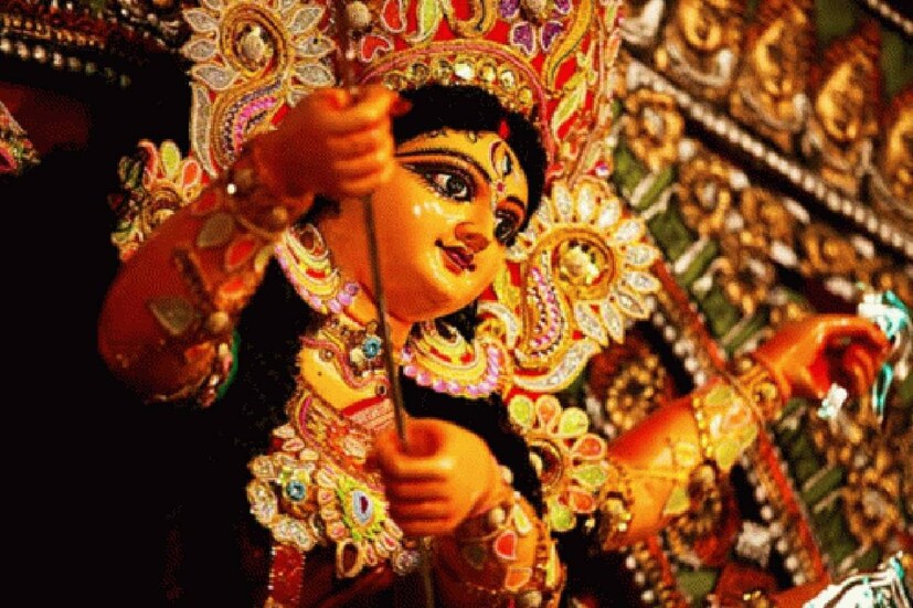  মানুষের জীবনে নামের গুরুত্ব অনেক। কোন মানুষের নামের আদ্যক্ষর কী, তা অনেকটাই প্রভাব ফেলে সেই মানুষের ব্যক্তিত্বের উপরে৷ অন্তত, তেমনটাই মনে করছে জ্যোতিষশাস্ত্রের পণ্ডিতেরা৷ পুজোর সময়টা কার হাতে পয়সা থাকবে, কার জীবনে আসবে নতুন প্রেম, তা বলে দিচ্ছে আপনার নামের প্রথম অক্ষরই..