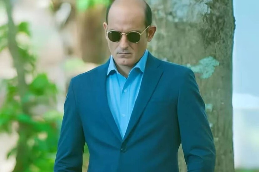 অক্ষয়ের যুক্তি যদিও একেবারে ফেলে দেওয়ার মতো নয়। অভিনেতা জানিয়েছিলেন, বাবার সঙ্গে অভিনয় করতে গিয়ে তাঁর আত্মবিশ্বাসে টান পড়েছিল। এক সাক্ষাৎকারে অক্ষয় বলেছিলেন, &quot;কিছু মানুষ আছেন, যাঁদের সঙ্গে কাজ করতে নেই। আমার বাবা তাঁদের মধ্যে একজন। তাঁর সঙ্গে আত্মবিশ্বাস নিয়ে পর্দায় দাঁড়ানো অসম্ভব।&quot;