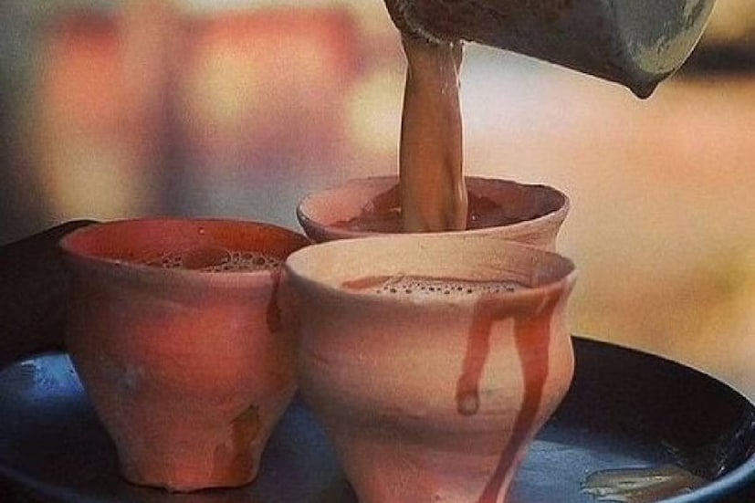 সকালে-বিকেলে চা আর দুপুরে মাছ-ভাত, এই না হলে বাঙালি! সকালে ঘুম থেকে ওঠার সঙ্গে সঙ্গে চা, বাড়িতে হঠাৎ করে অতিথির আগমন হলে চা, অফিসের ক্লান্তি দূর করতে চা৷ এমনকি ঘুম দূর করতেও চা। আবার বিকেলে ঠিক সময়ে চা না পেলে তো মাথাটায় ধরে যায়, তাই না! জানেন কি, কেন আমাদের চা-এর নেশা হয়ে যায়? চা-এ কী এমন থাকে, যাতে কার্যত উবে যায় ঘুম এবং ক্লান্তি? এমন কিছু প্রশ্নের উত্তরই এই প্রতিবেদনে দেব আমরা।