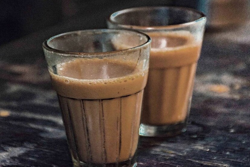  চায়ের বদনাম আছে প্রচুর৷ কিন্তু উপকারিতার কথা ফলাও করে তেমন কেউ-ই বলেন না৷ অধিকাংশ মানুষ চা পান আসক্ত হলেও জানেন না সেই সমস্ত গুণের কথা। চিকিৎসকদের মতে, চা পান করলে হার্ট অ্যাটাকের ঝুঁকি কমে। এতেও ওজন কমতে পারে। চা হাড়ের জন্যও ভাল বলে মনে করা হয়। চা শরীরে জলের ঘাটতি পূরণ করে। সেই সঙ্গে এতে থাকা ক্যালোরি শক্তির অভাব পূরণ করে। চায়ে অনেক অ্যান্টি অক্সিডেন্ট রয়েছে। হার্বাল চা হজম প্রক্রিয়ার উন্নতি ঘটায়। চা অন্য যে কোনও পানীয়ের চেয়ে বেশি প্রাকৃতিক। তবে এর সুফল পেতে শর্ত হল, সঠিক সময়ে এবং সঠিক পদ্ধতিতে সীমিত পরিমাণে সেবন করতে হয়।