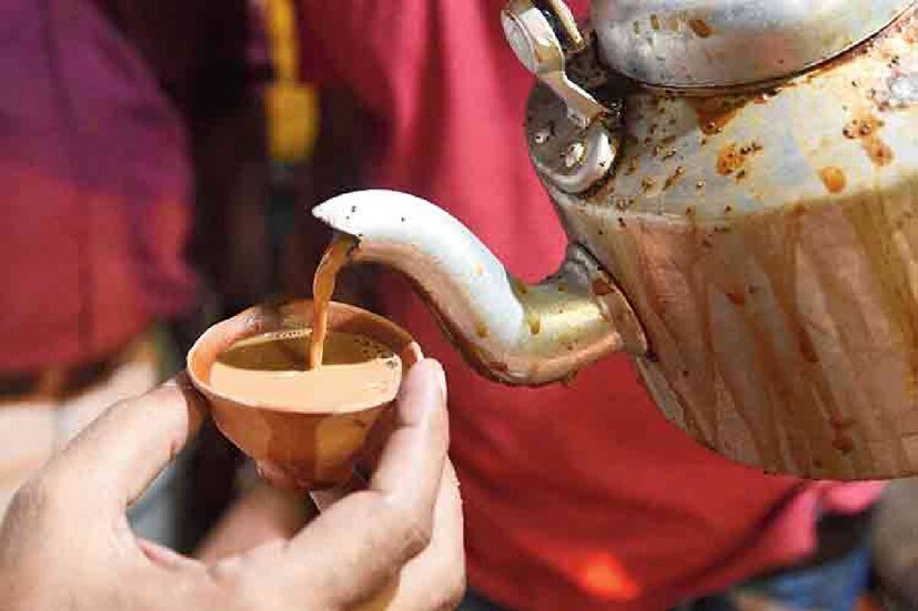 চা কেন আমাদের নেশা ধরায়? সিগারেট বা তামাকজাত দ্রব্যে নিকোটিন আছে তো শুনেছেন, কিন্তু, চায়েও নিকোটিন থাকে জানতেন কি? সেই কারণেই, চা খেতে থাকলে, আমরা চায়ের প্রতি আসক্ত হয়ে পড়ি৷ দিনে একাধিকবার চা না খেলে আমাদের অনেকের অস্থির লাগে৷ কাজে মন বসে না৷ এক গ্রাম চা-য়ে প্রায় ০.৭ মাইক্রোগ্রাম নিকোটিন থাকে৷