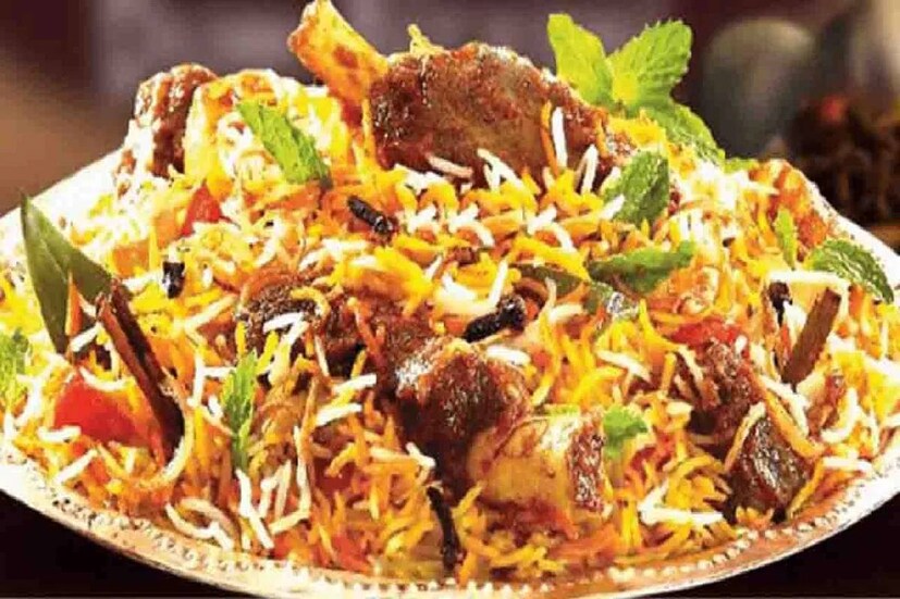 শুধুমাত্র বিরিয়ানিই নয়, কাঠ পালিশ করার রঙ লাগানো হচ্ছে চিকেন তন্দুরির মতো খাবারেও৷ খাবারে সাধারণত যে সমস্ত ফুড কালার মেশানো হয়, সেগুলির প্যাকেট প্রতি দাম পড়ে ৭০ থেকে ৮০ টাকা মতো৷ অন্যদিকে, মাত্র ১০ থেকে ১৫ টাকার মধ্যেই মেলে কাঠ পালিশ করার রঙ৷ যদিও সেই প্যাকেটের গায়ে জ্বলজ্বল করে লেখা থাকে, এই রঙ শুধুমাত্রই শিল্পজাত দ্রব্যে ব্যবহারের জন্য৷