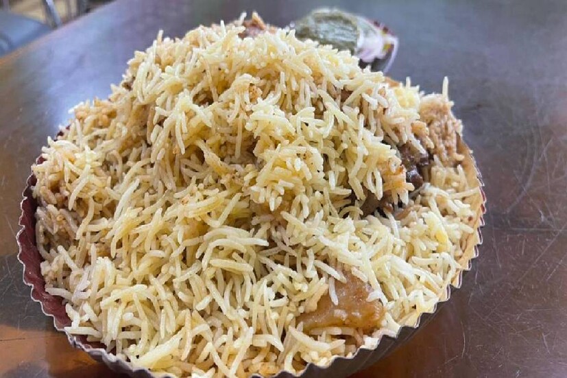 যে কোনও ঠিকঠাক রেস্তোরাঁয় এক প্লেট বিরিয়ানির দাম হয় কমপক্ষে ২৫০ থেকে ৩০০ টাকা৷ সেখানে রাস্তার ধারের এই ফুডস্টল মাত্র ১০০ টাকাতেও মাটন বিরিয়ানি দিতে পারে৷ সন্দেহটা তৈরি হয় ঠিক এই জায়গা থেকেই৷ নিজের লাভ না রেখে তো কেউ দোকান চালাবে না, তাহলে কোন দিক থেকে এত খানি কমে দায় বিরিয়ানির দাম?