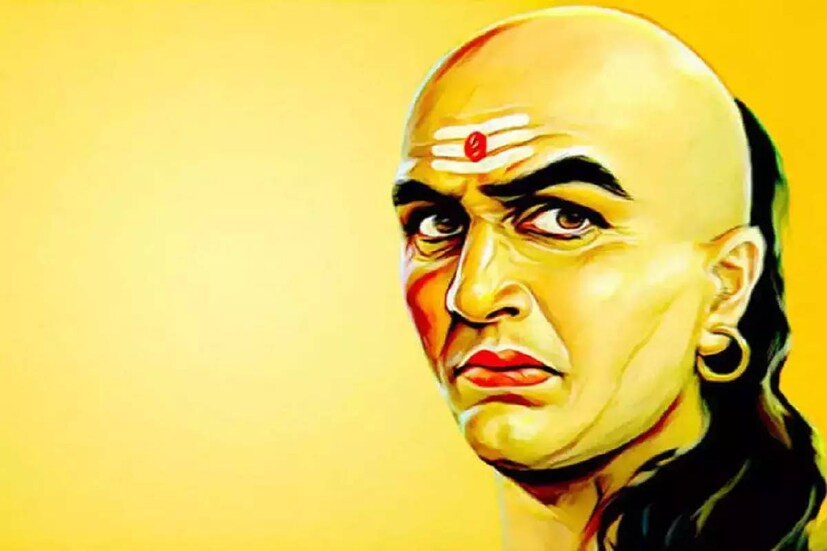 এমন ব্যক্তি যে কোনও ব্যক্তি বা নারীর কথাবার্তায় বিশ্বাস করে ফেলে, সেগুলি খতিয়ে দেখে নিজের ভাল মন্দ বিশ্লেষণ করেন না৷ ফলে লোভের ফাঁদে পড়ে যান। এই লোভই তাঁদের কাল হয়। যেমন ধরুন, শপিং মলে গিয়েছেন, কিন্তু, সেলস গার্লের মিষ্টি মধুর কথায় মজে গিয়ে এমন এক জিনিস ঘরে কিনে আনলেন, যা হয়ত আপনার কোনও দিনও প্রয়োজন পড়বে না৷ জানবেন, এ-ও এক ধরনের প্রতারণা৷ নিজেকে যে কোনও ধরনের প্রতারণার হাত থেকে বাঁচান৷