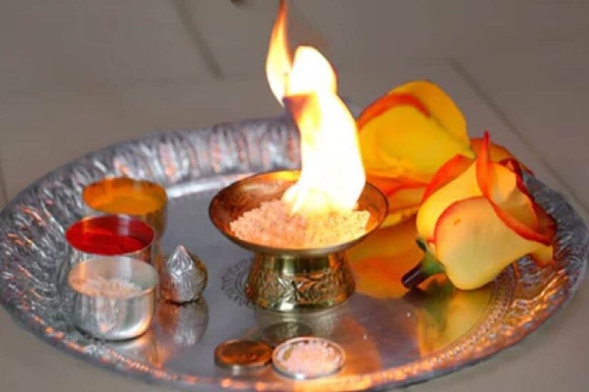 এ ছাড়া নবরাত্রির ন’দিনের প্রতিদিন কর্পূর এবং লবঙ্গ একসঙ্গে জ্বালিয়ে সেই ধোঁয়া গোটা বাড়ি, ঘর-দোর আশপাশে ঘুরিয়ে আনুন৷ এতে আপনার সংসার থেকে সব ধরনের নেতিবাচক শক্তি দূর হবে৷ যাবতীয় দুশ্চিন্তা দূর হবে৷ 