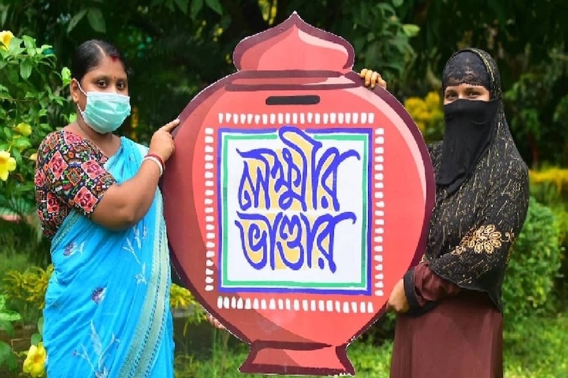 এই সমস্যার হাত থেকে গৃহবধূদের মুক্তি দেওয়ার জন্য একটি বিশেষ ব্যবস্থা করল রাজ্য সরকার৷ এই পদ্ধতিতে ঘরে বসেই মাত্র ৫ মিনিটে আবেদনকারীরা জানতে পারবেন, তাঁদের অ্যাকাউন্টে লক্ষ্মীর ভাণ্ডারের টাকা ঢুকেছে কি না৷