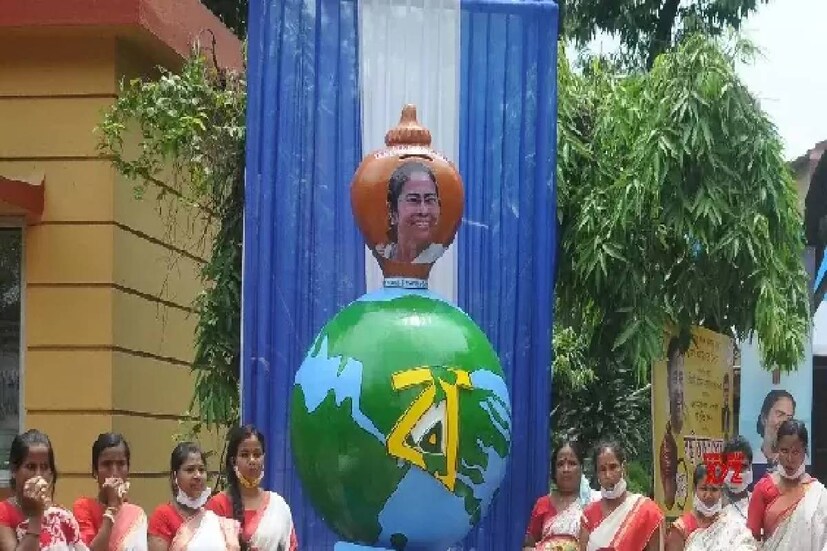 এই ‘পেমেন্ট স্টেটাস’-এ আপনার লক্ষ্মীর ভাণ্ডারের টাকা প্রতিমাসের ভিত্তিতে টাকা এসেছে কি না, তা দেখে নতে পারবেন। এছাড়াও, সেই টাকা কোন অ্যাকাউন্টে ঢুকছে সেই তথ্য দেখিয়ে দেওয়া হবে রাজ্য সরকারের তরফ থেকে।