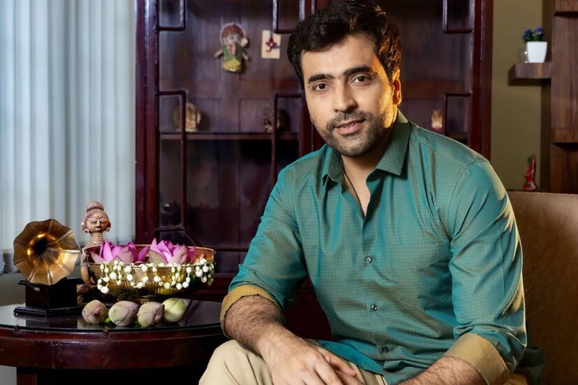 আবীর চট্টোপাধ্যায়। টলিউডের এমন এক অভিনেতা, যাঁকে নিয়ে বিতর্ক নেই বললেই চলে। কখনও ব্যোমকেশ, কখনও সোনাদা, কখনও আবার অন্য কোনও চরিত্রে পর্দায় মুগ্ধতা ছড়িয়ে দেন একরাশ। এ হেন আবীরেরও কি সমালোচক থুরি হেটার্স থাকতে পারে?
