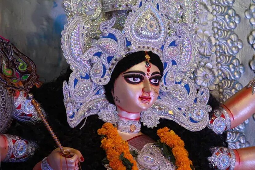 রবীন্দ্র সরোবর মেট্রো স্টেশনে নেমে দেখে নিতে পারবেন সুরুচি সঙ্ঘ, শিবমন্দির, মুদিয়ালি। মহানায়ক উত্তমকুমার মেট্রো স্টেশন (টালিগঞ্জ) ও নেতাজি মেট্রো স্টেশন (কুদঘাট) থেকে দেখে নিতে পারবেন ৪১ পল্লি, অজেয় সংহতি, অশোকনগর, বড়িশা ক্লাব, বড়িশা উদয়ন পল্লি, শীতলাতলা কিশোর সঙ্ঘ।