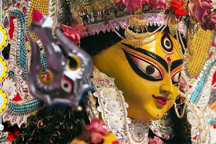 মাস্টারদা সূর্য সেন মেট্রো স্টেশনে নেমে রিজেন্ট পার্ক, আজাদগড় সর্বজনীন, তারপরে, গীতাঞ্জলি মেট্রো স্টেশনে নেমে দেখবেন নাকতলা উদয়ন সঙ্ঘ। 