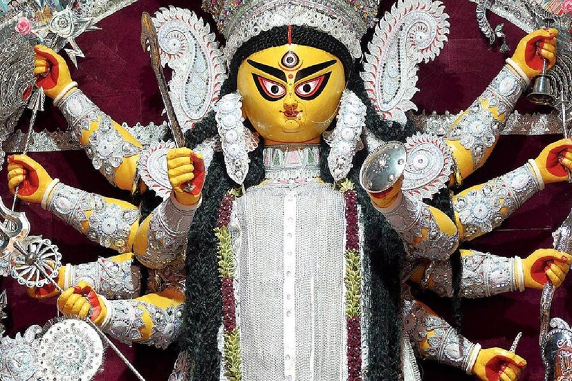 মহালয়ার সঙ্গে সঙ্গে সূচনা হয়ে গিয়েছে দেবীপক্ষের৷ আর সেই সঙ্গে এসে গেছে পুজো৷ মহালয়ার আগেই উদ্বোধন হয়ে গেছে শহরের বেশ কিছু বড় পুজোর৷ আর সপ্তমী-অষ্টমীর ভিড় এড়াতে এখন মহালয়া থেকেই কার্যত প্যান্ডেলমুখী হয়ে যান বহু বাঙালি৷ কিন্তু, প্যান্ডেল হপিং করার আগে আকাশের অবস্থা কেমন থাকবে, তার আভাস আগেভাগে পাওয়া দরকার৷ না হলে রাস্তায় মাঝে বৃষ্টিতে ধুয়ে মাটি হয়ে যেতে পারে সমস্ত সাজ৷