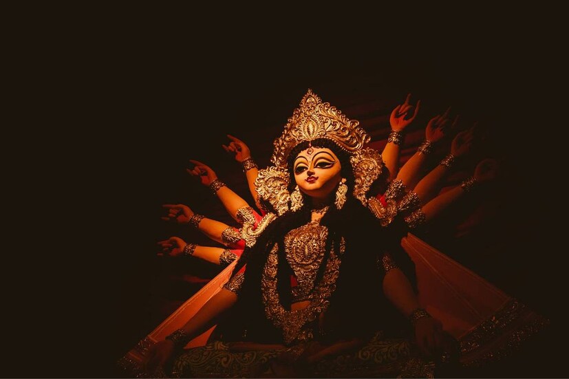 উত্তর কলকাতার নামী পুজো দেখার জন্য সবচেয়ে গুরুত্বপূর্ণ মেট্রো স্টেশন হল শোভাবাজার মেট্রো৷ মেট্রো স্টেশন থেকে বেরিয়ে দেখে ঘুরে আসুন আহিরিটোলা, বেনিয়াটোলা, পুজোর দিকটায়৷ তারপরে, একটা অটো ধরে ফের চলে আসুন মেট্রো স্টেশনের কাছে৷ তারপরে একে একে শোভাবাজার রাজবাড়ি, হাতিবাগান সর্বজনীন, তেলেঙ্গাবাগান, চালতাবাগানের পুজো, নবিন পল্লি, কাশী বোস লেন, নতুন দল, নলিনী সরকার স্ট্রিট৷