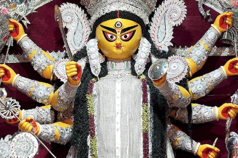শ্যামবাজার মেট্রো স্টেশনে নেমে আশপাশের পুজোগুলো দেখতে দেখতে সোজা চলে যান বাগবাজার সর্বজনীন৷ সেটা দেখা সেরে কুমোরটুলি পার্ক৷ ওই পথেই জিজ্ঞেস করতে করতে চলে আসতে পারেন শোভাবাজার৷ আবার শোভাবাজার মেট্রো স্টেশনেও নামতে পারেন৷ 