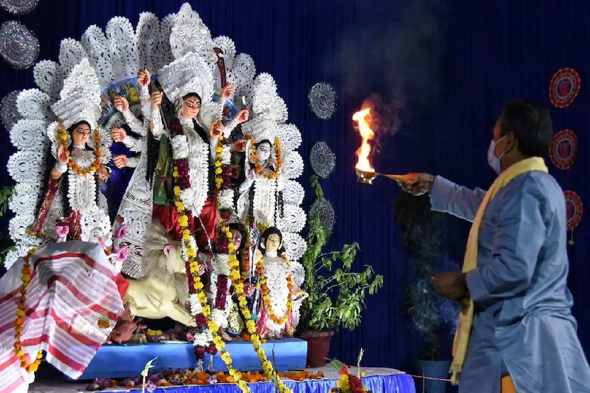 দমদম অঞ্চলের একাধিক নামী পুজো আপনি দেখে নিতে পারবেন বেলগাছিয়া মেট্রো স্টেশনে নেমে৷ বেলগাছিয়া ওলাইচণ্ডী, টালা পার্ক, নেতাজি স্পোর্টিঁং, লেক টাউন আ্যাসোসিয়েশন, যুবক বৃন্দ, দমদম পার্ক ভারতচক্র, শ্রীভূমি স্পোর্টিঁং-এর পুজো সবই দেখতে পারবেন বেলগাছিয়া স্টেশনে নেমে।
