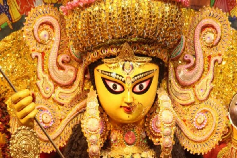 নোয়াপাড়া মেট্রো স্টেশনে নেমে খানিক এগোলেই নোয়াপাড়া উদয়ন সঙ্ঘ। দম দম মেট্রো স্টেশনে নেমে দেখে নিতে পারবেন সিঁথি সর্বজনীন এবং ১৪-র পল্লির ঠাকুর৷
