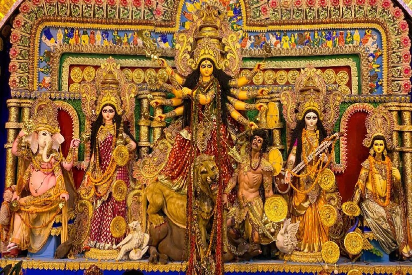 আর পুজোর সময় বাস থেকে ট্রেন কী বিপুল ভিড় হয় সে তো সকলেরই জানা৷ ট্যাক্সি, ওলা-উবারের ভাড়া যে কোথায় পৌঁছে যায় তা-ও আবার বলার নয়৷ তার উপরে গাড়ি নিয়ে বেরবেন, সেখানে পার্কিংয়ের সমস্যা৷ এর উপরে যানজট তো থাকবেই৷ কোথা থেকে কোন রাস্তা ওয়ান ওয়ে হয়ে যে কোথায় ঘুরেছে, সেই ম্যাচ বুঝতে বুঝতেই বেলা কেটে যাবে৷ এমন ক্ষেত্রে মেট্রোই হচ্ছে সবচেয়ে বড় মুশকিল আসান৷