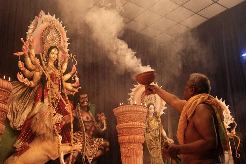 সেন্ট্রাল মেট্রো স্টেশনে সন্তোষ মিত্র স্কোয়ার, সুবোধ মল্লিক স্কোয়ারের পুজো। তারপরে চাঁদনি চক মেট্রো স্টেশনে জানবাজার সর্বজনীন, তালতলা সর্বজনীন, ওয়েলিংটন নাগরিক কল্যাণ সমিতি। রবীন্দ্র সদন মেট্রো স্টেশনে নেমে গোখলে স্পোর্টিং, চক্রবেড়িয়া সর্বজনীন।