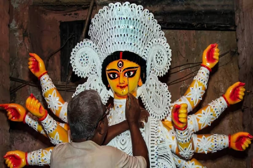 গিরিশ পার্ক স্টেশনে সিমলা ব্যায়াম সমিতি, বিবেকানন্দ স্পোর্টিং, রবীন্দ্র কানন, পাথুরিঘাটা ৫-এর পল্লির পুজো। মহাত্মা গাঁধী মেট্রো স্টেশন - মহম্মদ আলি পার্ক, কলেজ স্কোয়ার, শিয়ালদা অ্যাথলেটিক্স-এর পুজো।