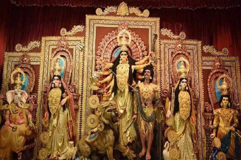 কবি নজরুল মেট্রো স্টেশন অর্থাৎ, গড়িয়া বাজার স্টেশনে থেকে নেমে নবদুর্গা, গড়িয়া মিতালি, তরুণ সাথী, শ্যামাপল্লি, নারকেলবাগান সর্বজনীন এবং শহিদ ক্ষুদিরাম মেট্রো স্টেশন থেকে দেখতে পারবেন পাটুলি ক্লাব। কবি সুভাষ মেট্রো স্টেশনে নেমে দেখতে পারবেন সন্তোষপুর লেক পল্লি, পল্লিমঙ্গল, সন্তোষ ত্রিকোণ পার্ক। 