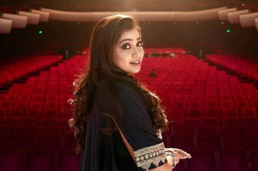 ১৯৯৬ সালে 'সারেগামাপা'-র হাত ধরে প্রথম জনপ্রিয়তা পান শ্রেয়া। তখন তাঁর বয়স মাত্র ১২। সেই রিয়্য়ালিটি শোয়ের বিজয়ীর শিরোপা ওঠে তাঁর মাথায়। এর পরেই বলিউডে গান গাওয়ার সুযোগ আসে তাঁর কাছে।
