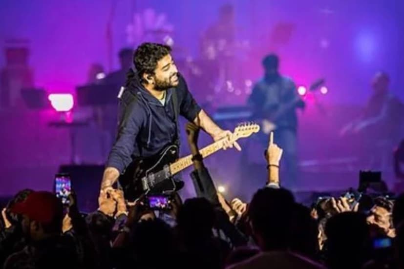শ্রেয়ার থেকে বিশেষ থেকে পিছিয়ে নেই অরিজিৎ সিং। খুব কম সময়েই বলিউডে নিজের জায়গা পাকা করে ফেলেছেন বাংলার গায়ক।