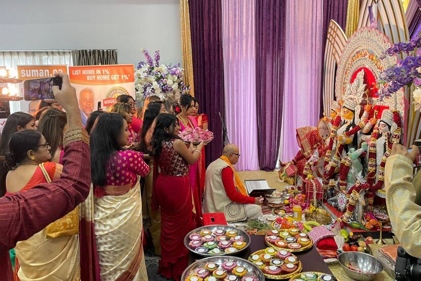 ঠিক তেমনই সুদূর কানাডাতেও প্রবাসী ভারতীয়রা মিলে সাড়ম্বরের সঙ্গে পালন করলেন দুর্গাপুজো। সারা বছরের ব্যস্ততার মাঝে বছরের দু'টি দিন তারা ধরে রাখলেন পুরনো রীতি পরম্পরা ও খাঁটি বাঙালিয়ানাকে। ১৪ এবং ১৫ অক্টোবর দুদিন ধরে তারা পালন করলেন দুর্গাপুজো।